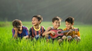 Vier Kinder beim Musizieren