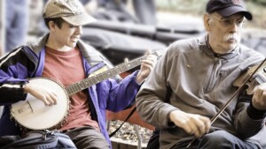 Zwei Folkmusiker mit Banjo und Fiddle