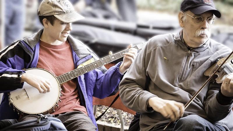 Zwei Folkmusiker mit Banjo und Fiddle