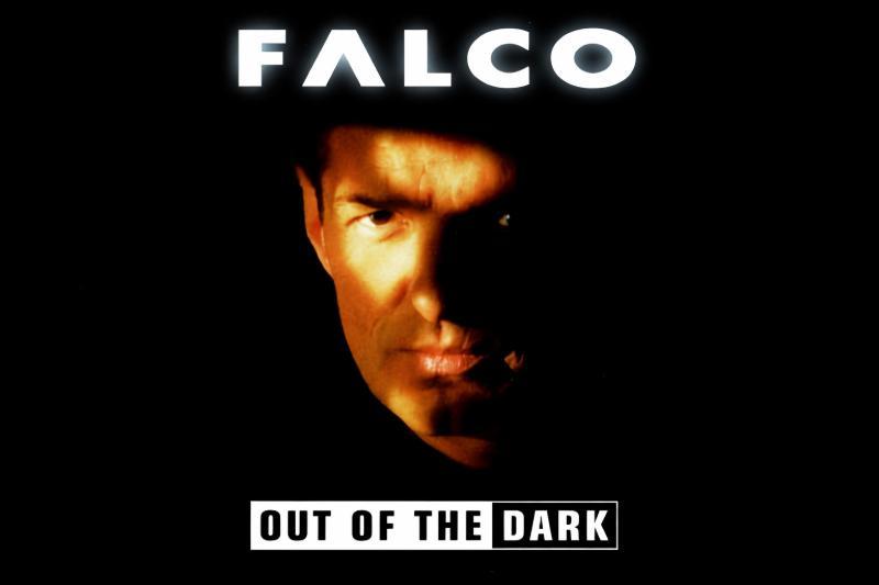 Albumcover von Falco 'Out of the Dark' mit halb im Schatten liegendem Gesicht und starkem Hell-Dunkel-Kontrast vor schwarzem Hintergrund