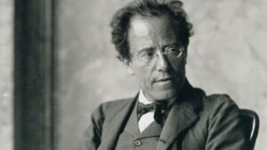 Fotografie von Gustav Mahler im Foyer der Wiener Staatsoper. Dieses Werk wurde auf Tafel 12 von Richard Spechts „Gustav Mahler“ (1913), Berlin und Leipzig: Schuster und Loeffler, veröffentlicht.