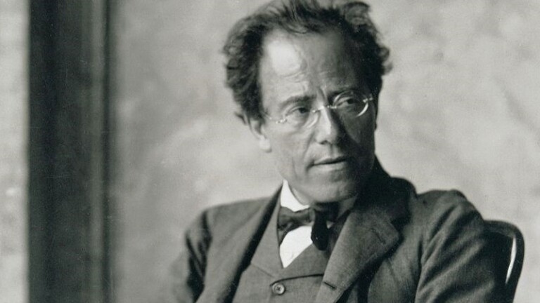 Fotografie von Gustav Mahler im Foyer der Wiener Staatsoper. Dieses Werk wurde auf Tafel 12 von Richard Spechts „Gustav Mahler“ (1913), Berlin und Leipzig: Schuster und Loeffler, veröffentlicht.
