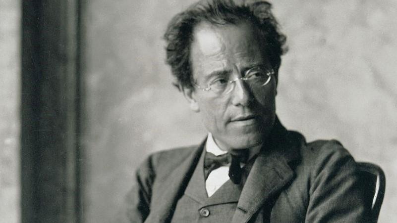 Fotografie von Gustav Mahler im Foyer der Wiener Staatsoper. Dieses Werk wurde auf Tafel 12 von Richard Spechts „Gustav Mahler“ (1913), Berlin und Leipzig: Schuster und Loeffler, veröffentlicht.
