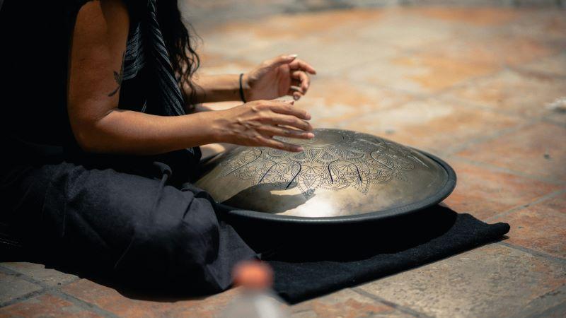 Handpanspielerin mit Handpan