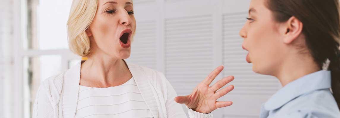 Stimme: Zwei Sängerinnen beim Gesang