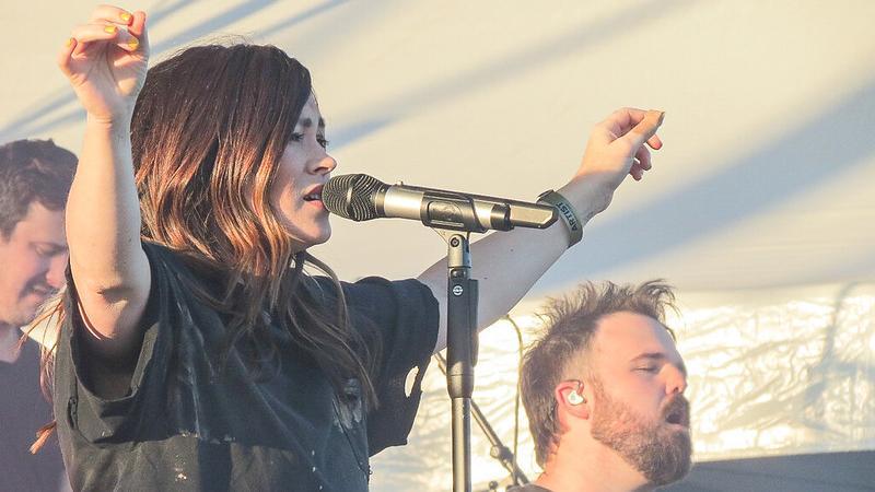 Kari Jobe mit ausgebreiteten Armen bei einem Worship (2019)