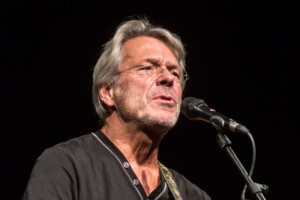 Der deutsche Musiker Reinhard Mey in der Jahrhunderthalle Frankfurt (2014)