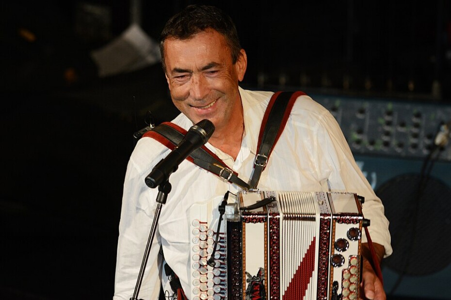 Hubert von Goisern mit steirischer Harmonika auf der Bühne in Bad Ischl (2014)