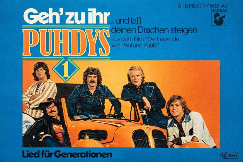 Puhdys Albumcover Geh zu ihr mit Bandmitgliedern vor orangefarbenem Auto im Retro-Design