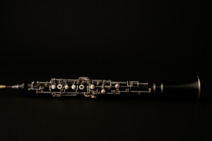 Oboe mit silbernen Klappen auf schwarzem Hintergrund