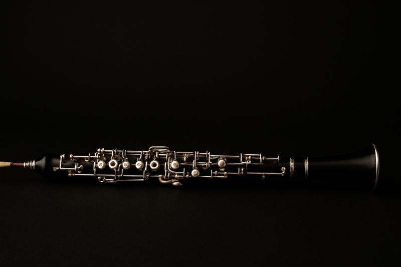 Oboe mit silbernen Klappen auf schwarzem Hintergrund