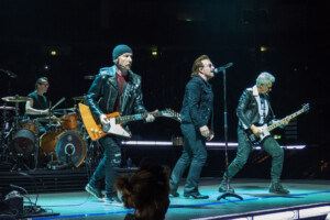 U2 bei ihrem Auftritt in der Mercedes-Benz Arena in Berlin, Deutschland, am 31. August 2018 während der Experience + Innocence Tour