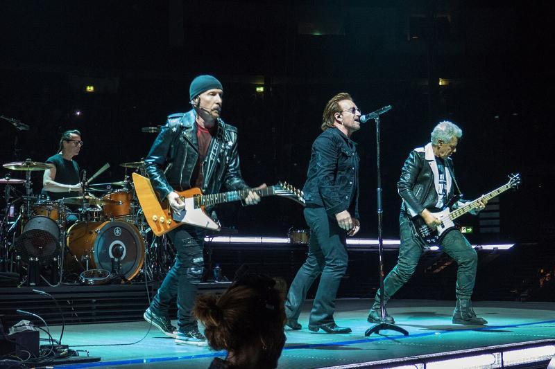 U2 bei ihrem Auftritt in der Mercedes-Benz Arena in Berlin, Deutschland, am 31. August 2018 während der Experience + Innocence Tour
