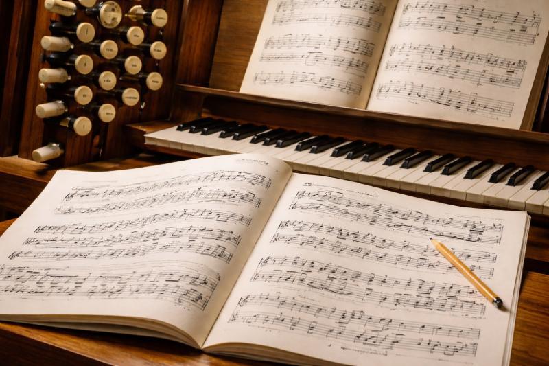 Freie und kostenlose Orgelnoten auf Notenpult einer Kirchenorgel mit Manualen und Registerzügen