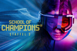 Ski-Athlet mit Skibrille vor alpiner Bergkulisse im neonfarbenen Look, Keyvisual zu School of Champions Staffel 3