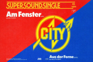 Grafisches Cover der Single „Am Fenster“ von City im 16:9-Format, mit diagonal geteiltem Hintergrund in Rot und Blau, großem gelb-orangen „CITY“-Logo in der Mitte und auffälliger Schrift für Titel, Laufzeiten und „Supersoundsingle 45 rpm“.
