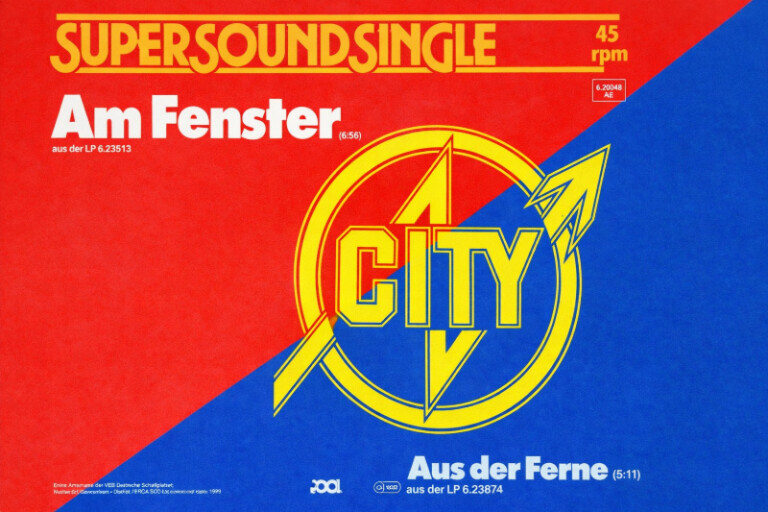 Grafisches Cover der Single „Am Fenster“ von City im 16:9-Format, mit diagonal geteiltem Hintergrund in Rot und Blau, großem gelb-orangen „CITY“-Logo in der Mitte und auffälliger Schrift für Titel, Laufzeiten und „Supersoundsingle 45 rpm“.