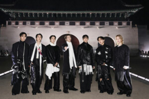 (von links) V, Jin, Suga, RM, Jungkook, J-Hope und Jimin von BTS bei ihrem Comeback-Konzert auf dem Gwanghwamun Square in Seoul, Südkorea.