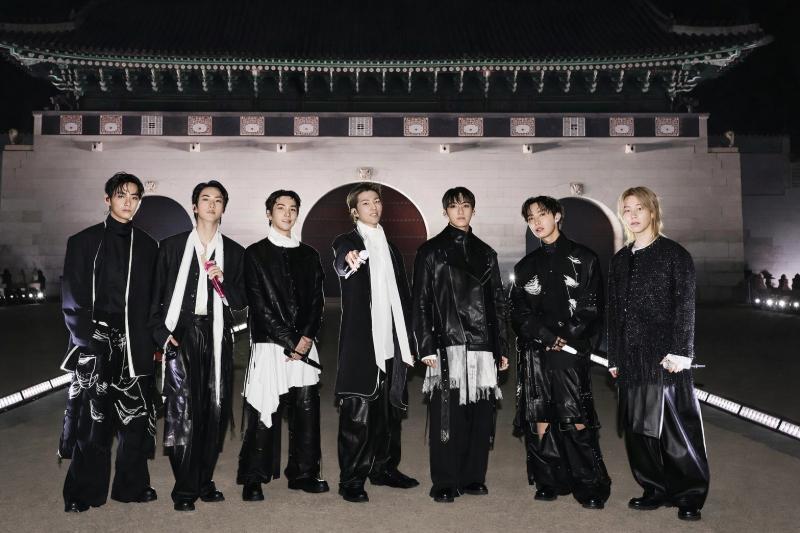 (von links) V, Jin, Suga, RM, Jungkook, J-Hope und Jimin von BTS bei ihrem Comeback-Konzert auf dem Gwanghwamun Square in Seoul, Südkorea.