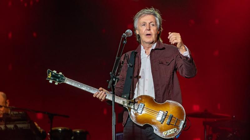 Paul McCartney mit E-Gitarre bei einem Auftritt 2018