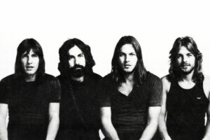 Schwarzweißfoto der vier Pink-Floyd-Mitglieder aus dem Jahr 1971, nebeneinander vor hellem Hintergrund, mit langen Haaren und ernstem Blick in die Kamera.