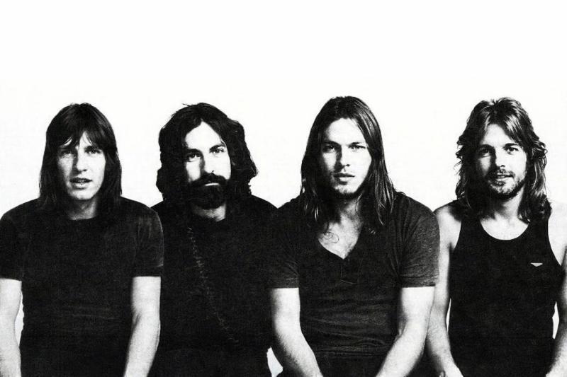 Schwarzweißfoto der vier Pink-Floyd-Mitglieder aus dem Jahr 1971, nebeneinander vor hellem Hintergrund, mit langen Haaren und ernstem Blick in die Kamera.