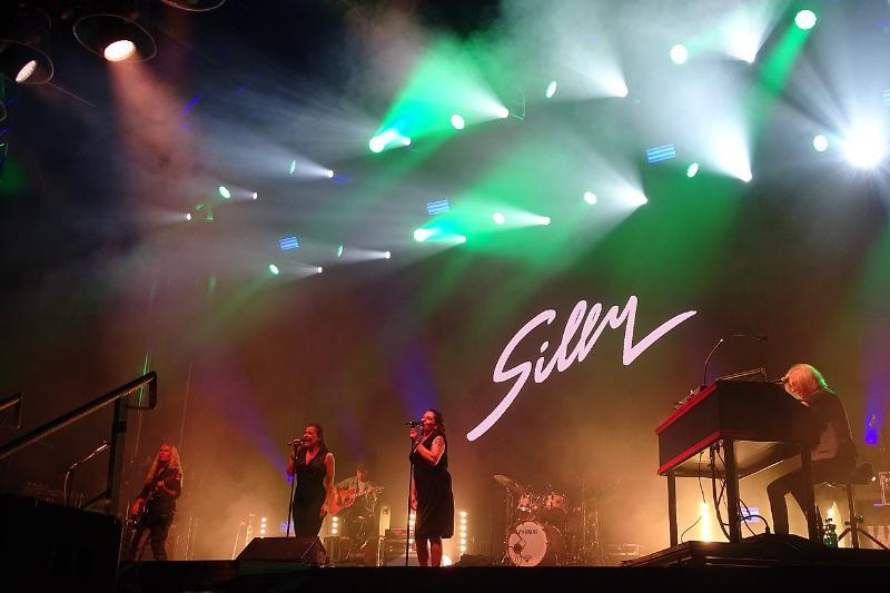 Die deutsche Band Silly mit neuen Sängerinnen Julia Neigel und AnNa R. bei einem Konzert in Dresden 2022