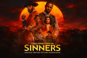 Filmplakat zu 'Sinners' von Ryan Coogler mit mehreren Figuren vor einer roten Sonnenuntergangskulisse in einer dramatischen Western-Atmosphäre
