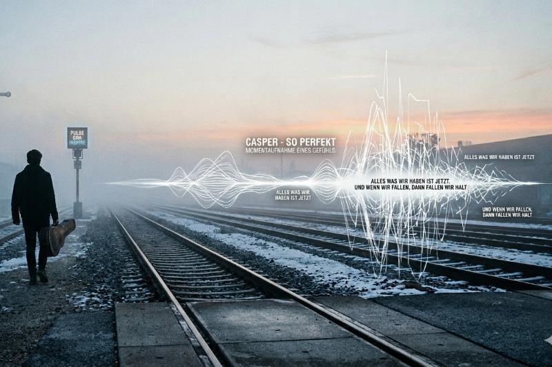 Melancholische Bildkompression: Eine einsame Person mit Gitarrenkoffer geht bei Dämmerung auf verschneiten Bahngleisen entlang, überlagert von einer weißen digitalen Audio-Waveform und Songzitaten aus Caspers So perfekt.
