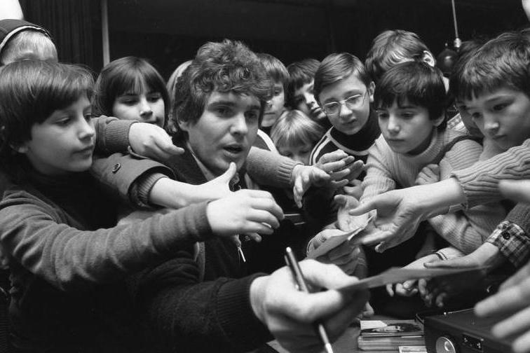 Berlin: Der beliebte Schlagerinterpret Frank Schöbel besuchte die Kinderbibliothek Berthold Brecht in der Karl-Marx-Allee. Zur Autogrammstunde war er von den Kindern dicht umlagert.