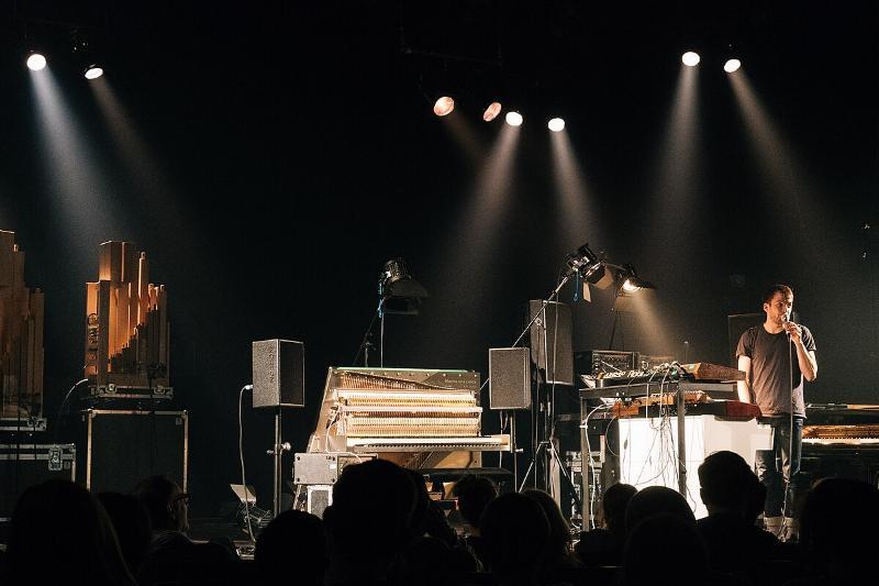 Instrumentensetup von Nils Frahm am 28. April 2015 in der Volksbühne