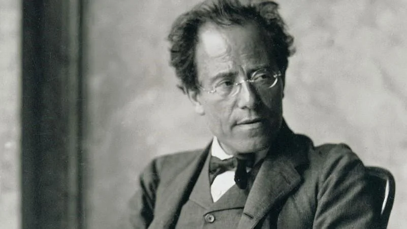 Fotografie von Gustav Mahler im Foyer der Wiener Staatsoper. Dieses Werk wurde auf Tafel 12 von Richard Spechts „Gustav Mahler“ (1913), Berlin und Leipzig: Schuster und Loeffler, veröffentlicht.