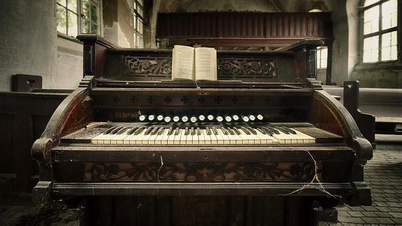 Orgel in einer alten Kirche
