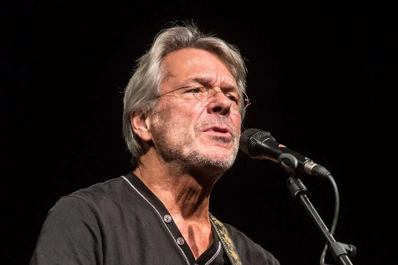 Der deutsche Musiker Reinhard Mey in der Jahrhunderthalle Frankfurt (2014)