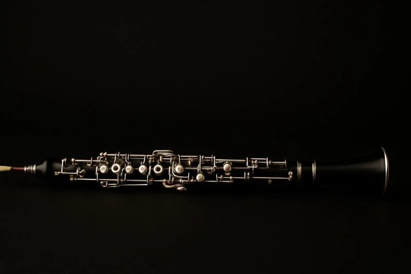 Oboe mit silbernen Klappen auf schwarzem Hintergrund