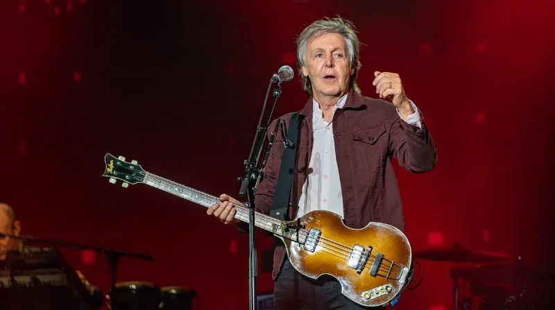 Paul McCartney mit E-Gitarre bei einem Auftritt 2018