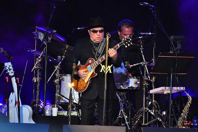 Morrison an der Gitarre bei einem Auftritt beim Edmonton Folk Music Festival im Jahr 2010
